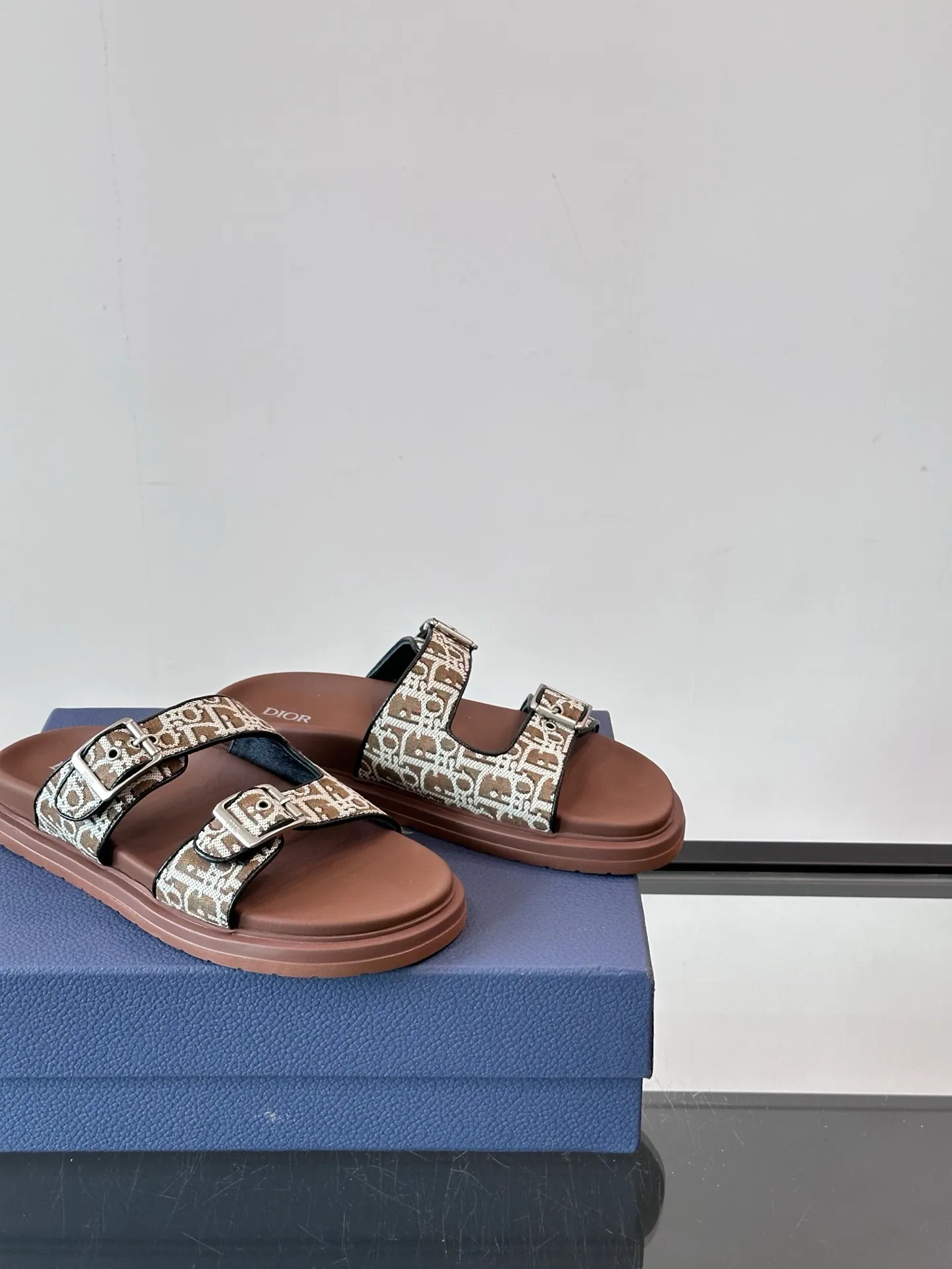 Factory price: 300💰Dior Aqua men's sandals and slippers. Showcasing Dior haute couture design. The Dior gray suede strap is accented with an aluminum Dior buckle for added style. Paired with a comfortable tonal notch sole, they pair easily with shorts or jeans for a sophisticated look. Main body: suede cow leather, technical fabric lining: cow leather, with adjustable straps, aluminum Dior buckle, Dior gray EVA insole, tonal notch rubber outsole splicing structure👌👌 size: 38-44 (45.46 customized)